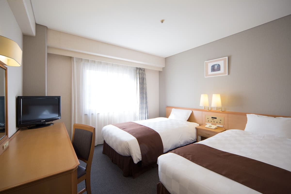 Twin Room, River View Non Smoking | Down duvets, in-room safe, desk, blackout curtains