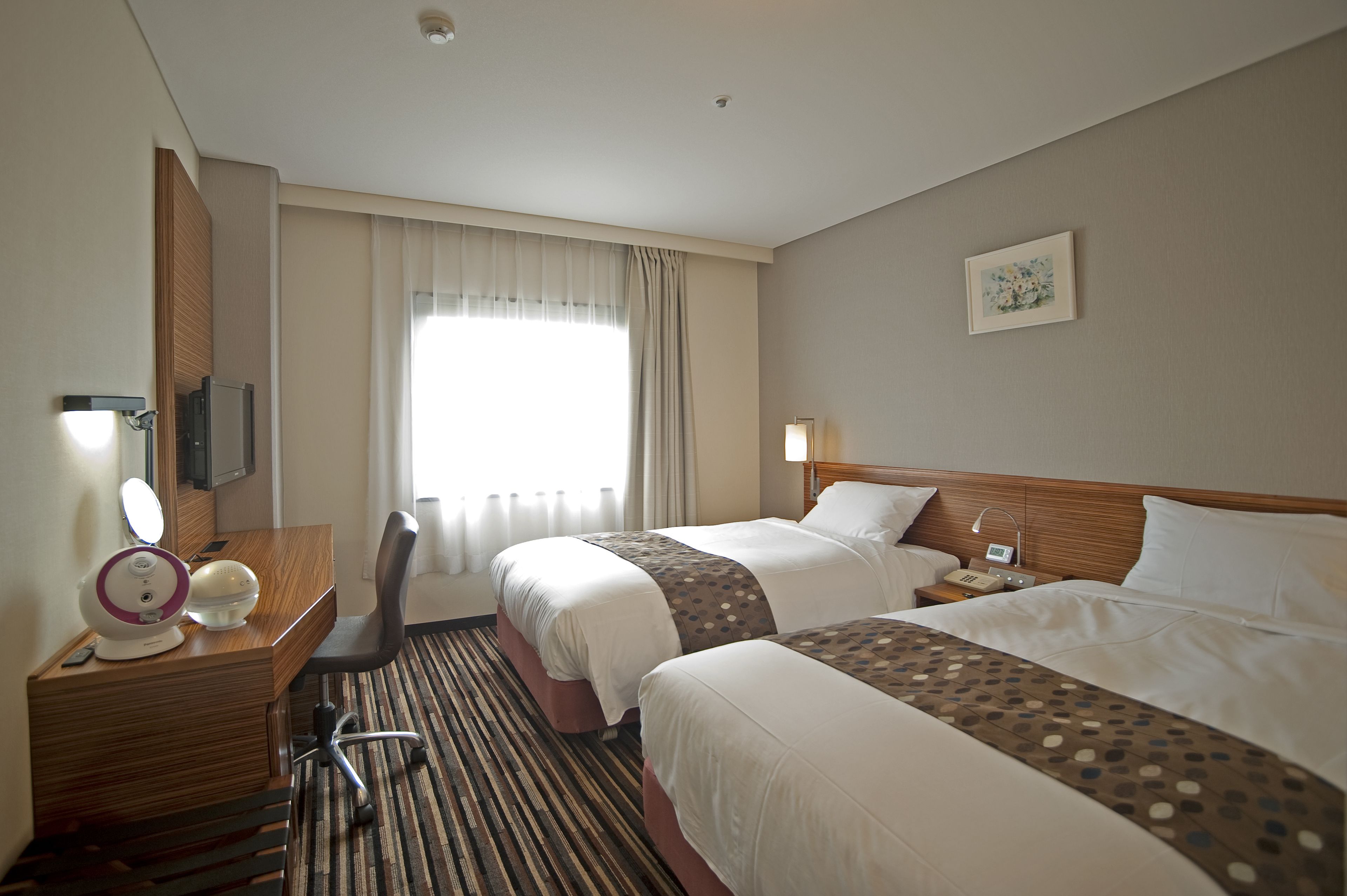 Down duvets, in-room safe, desk, blackout curtains