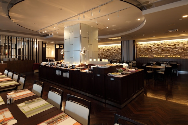 Breakfast, lunch and dinner served