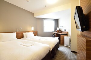 Escritorio, cortinas blackout y tabla de planchar con plancha 