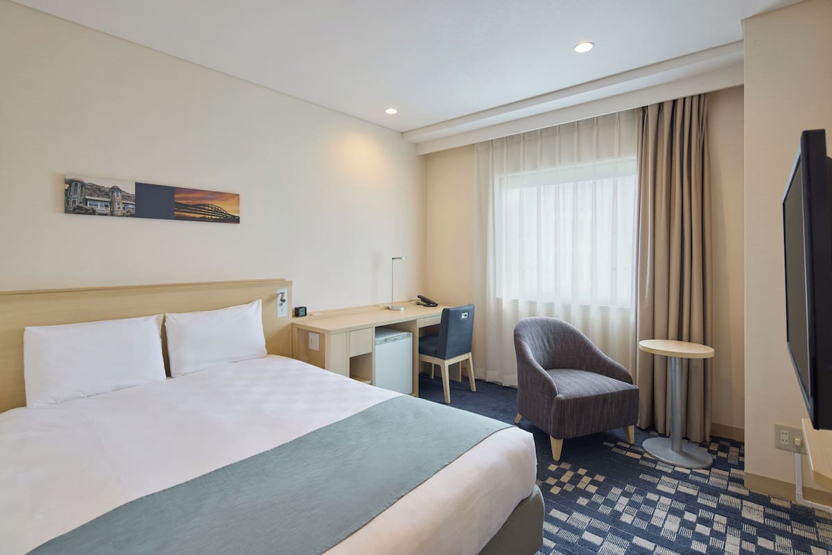 Laptop workspace, blackout curtains, iron/ironing board, free WiFi