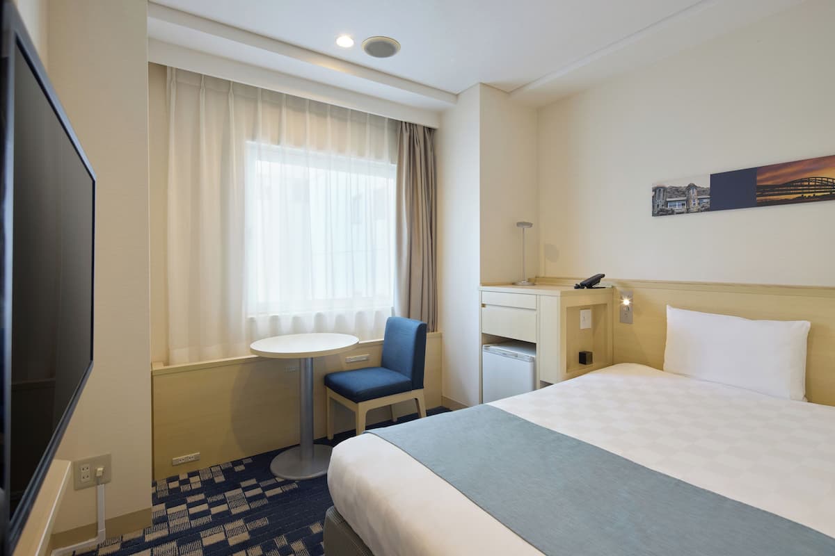 Laptop workspace, blackout curtains, iron/ironing board, free WiFi