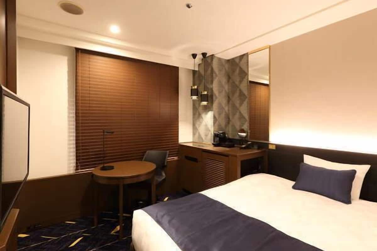 Laptop workspace, blackout curtains, iron/ironing board, free WiFi