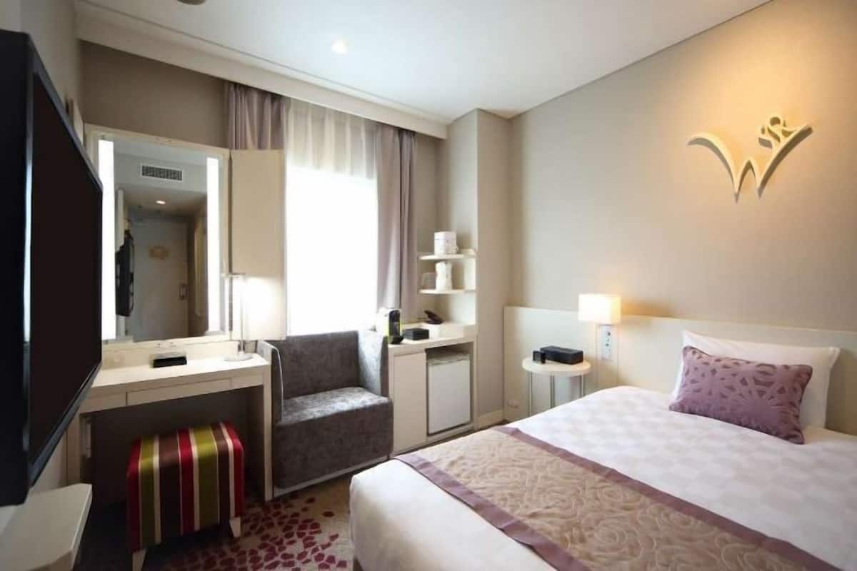 Laptop workspace, blackout curtains, iron/ironing board, free WiFi