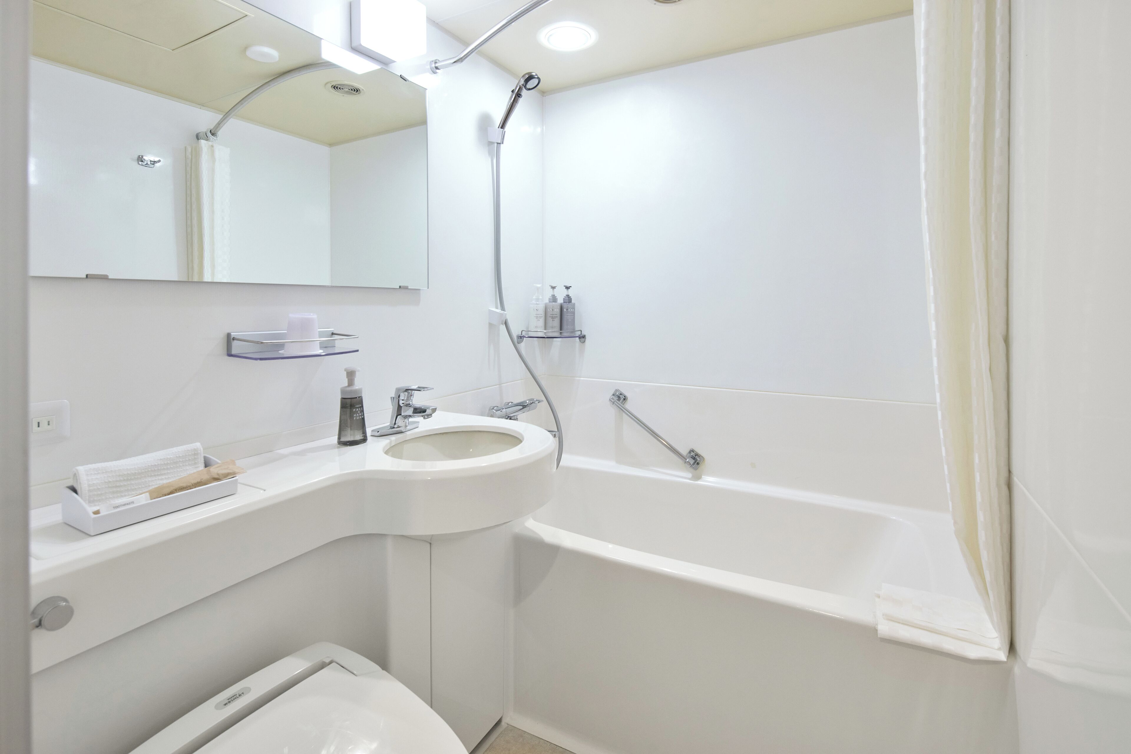 combined shower/bathtub, free toiletries, hair dryer, slippers