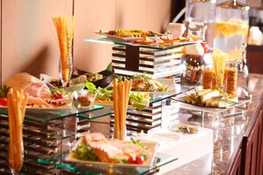 Daily buffet breakfast (JPY 2090 per person)