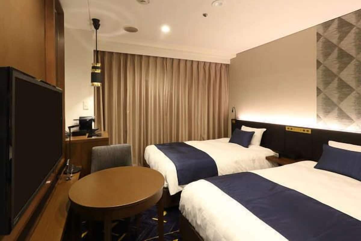 Laptop workspace, blackout curtains, iron/ironing board, free WiFi