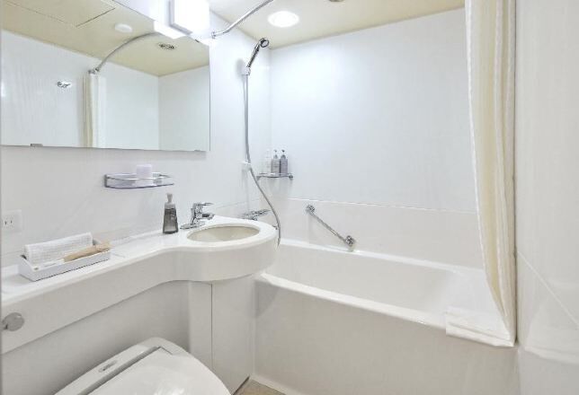 Baño | Ducha y bañera combinadas y artículos de higiene personal gratuitos
