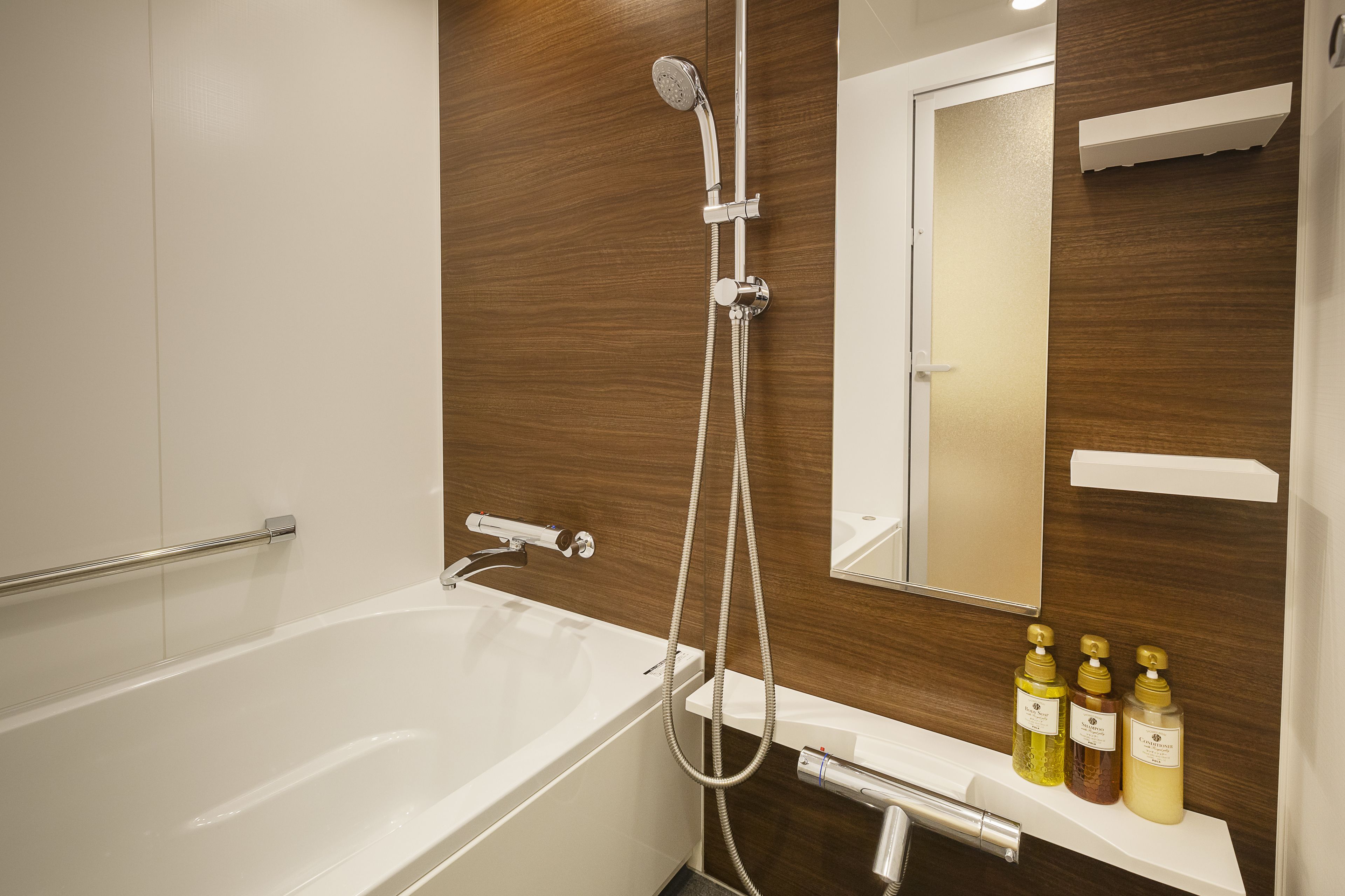 combined shower/bathtub, free toiletries, hair dryer, slippers