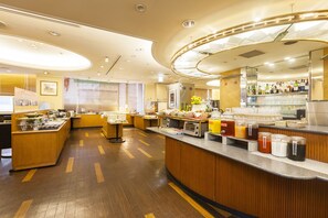 Daily buffet breakfast (JPY 2000 per person)