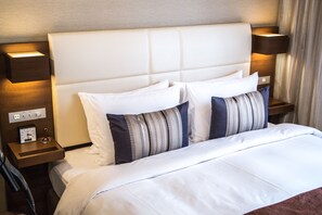In-room safe, desk, blackout curtains, iron/ironing board - Nagoya Sakae Tokyu REI Hotel (Nagoya)