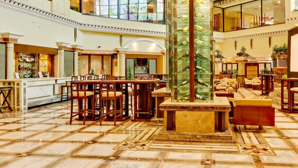 Un'ampia hall con un grande acquario, zone relax e un bar.