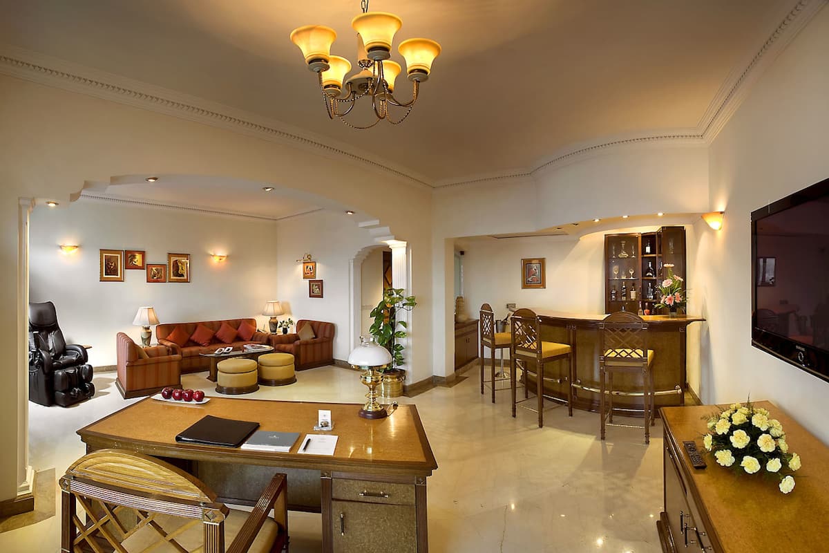 Luxury Suite | Frette Italian sheets, premium bedding, minibar, in-room safe
