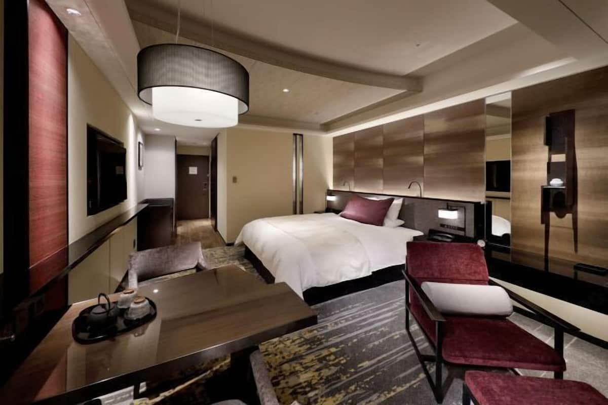 1 bedroom, premium bedding, down comforters, minibar