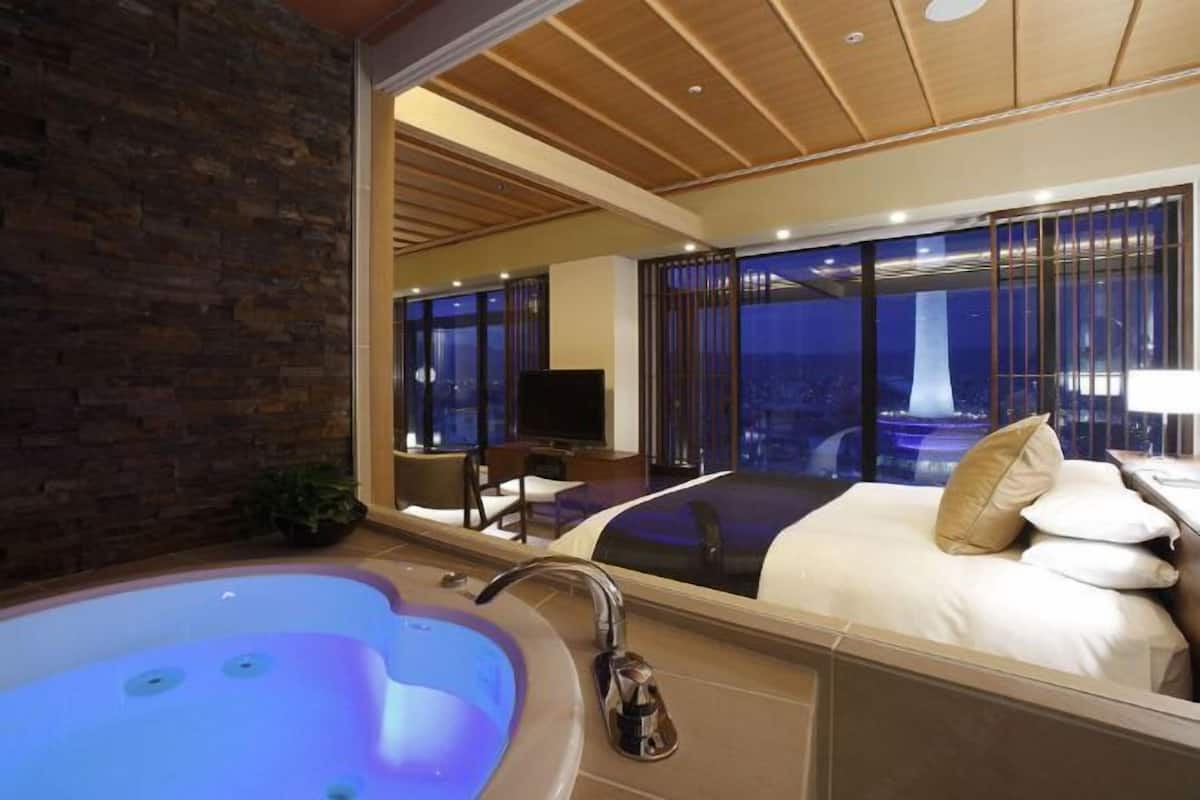 1 bedroom, premium bedding, down comforters, minibar
