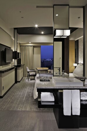 Non Smoking, 1 King Bed, Superior Room | 1 bedroom, premium bedding, down comforters, minibar