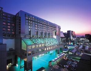 Premium bedding, down comforters, minibar, in-room safe