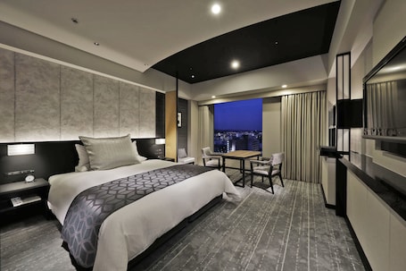 Non Smoking, 1 King Bed, Superior Room | 1 bedroom, premium bedding, down comforters, minibar