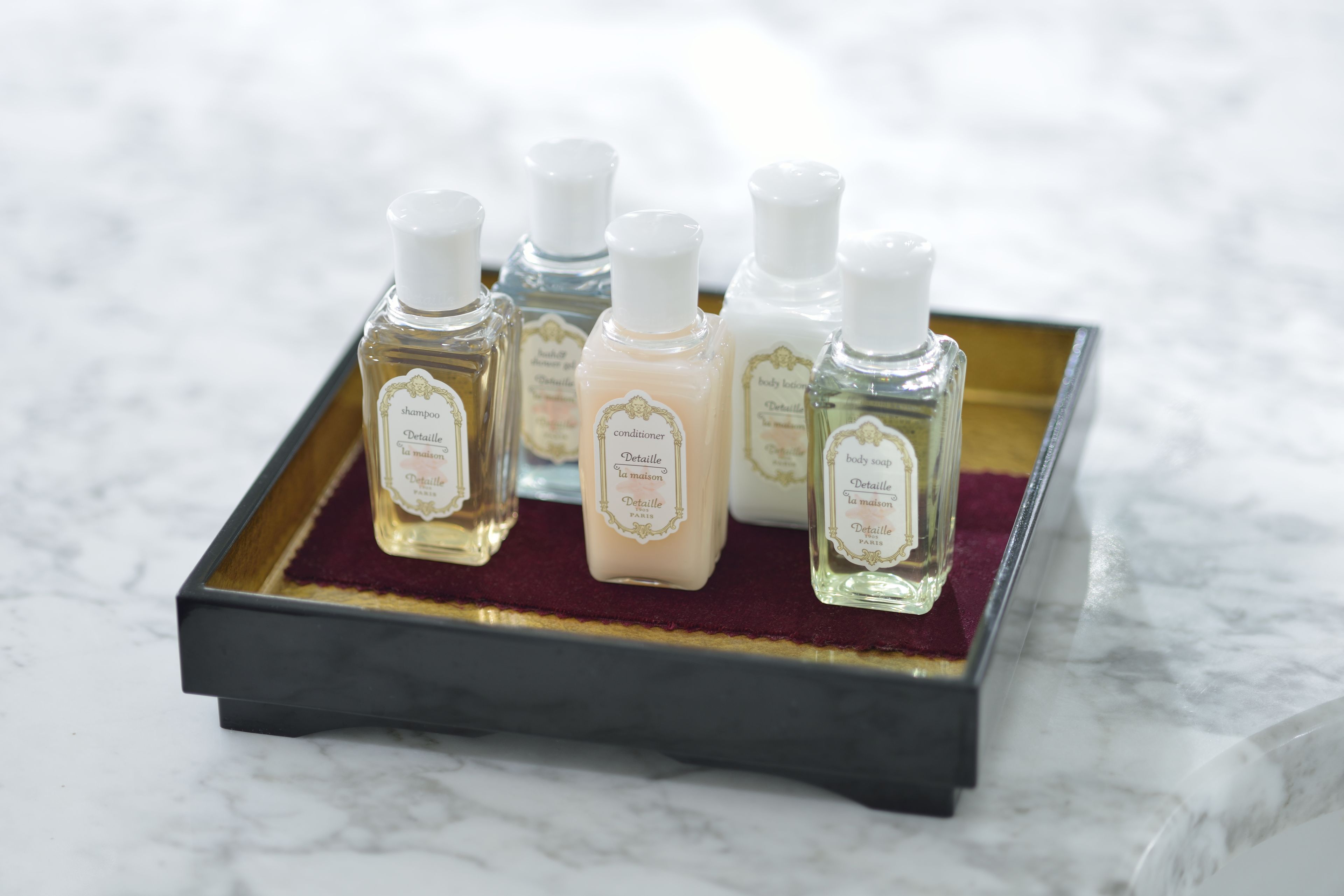 combined shower/bathtub, eco-friendly toiletries, hair dryer, slippers