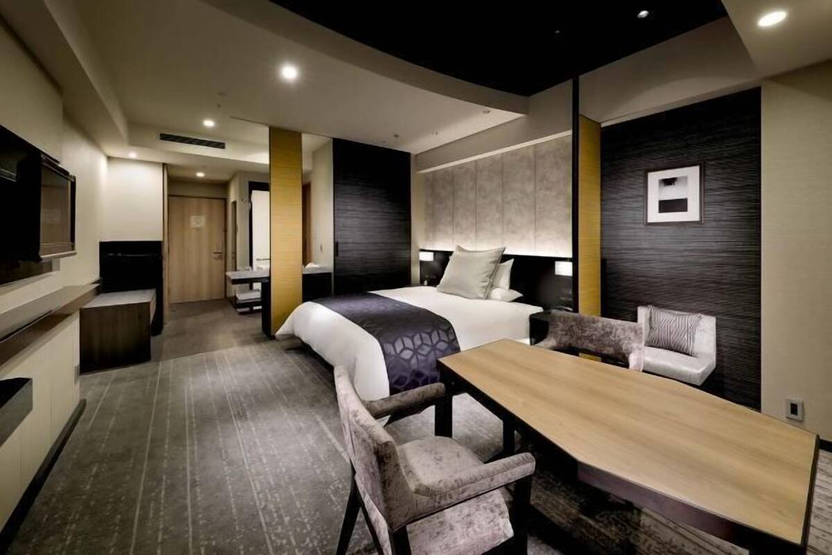 Ropa de cama de alta calidad, edredón y minibar 