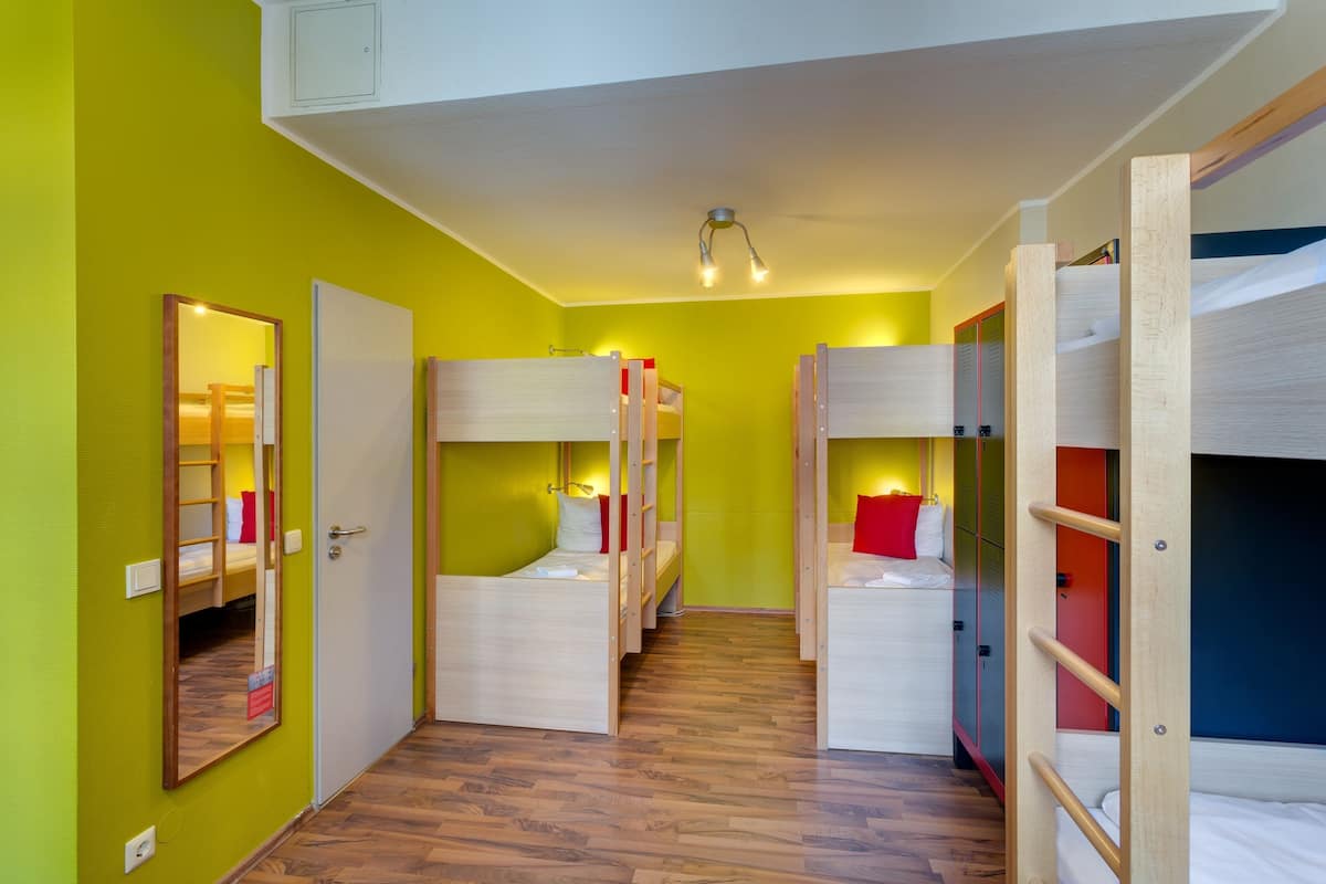 Dormitorio compartido (4-6 people) | 1 habitación, decoración personalizada, muebles diferentes y escritorio