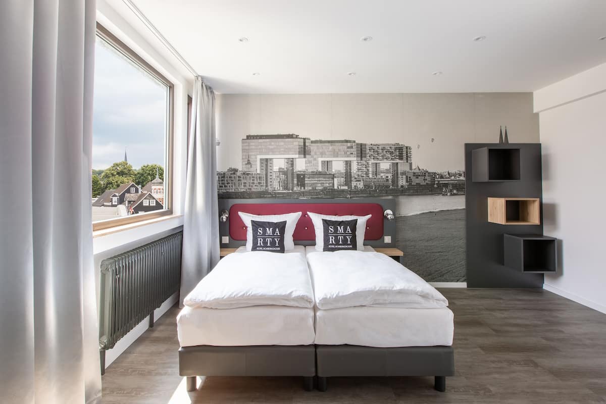 Estudio | 1 habitación, decoración personalizada, muebles diferentes y escritorio