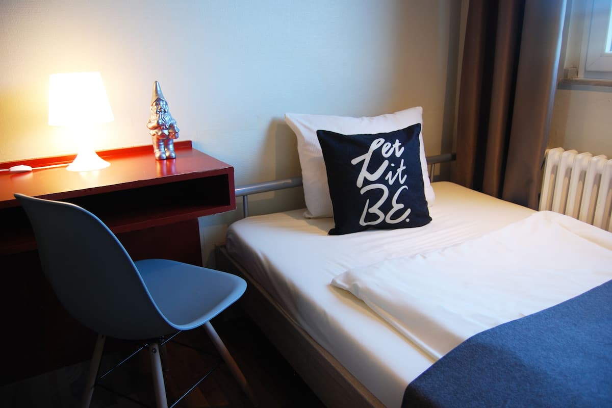 Single Room (small) | Desk, iron/ironing board (on request), WiFi (free)