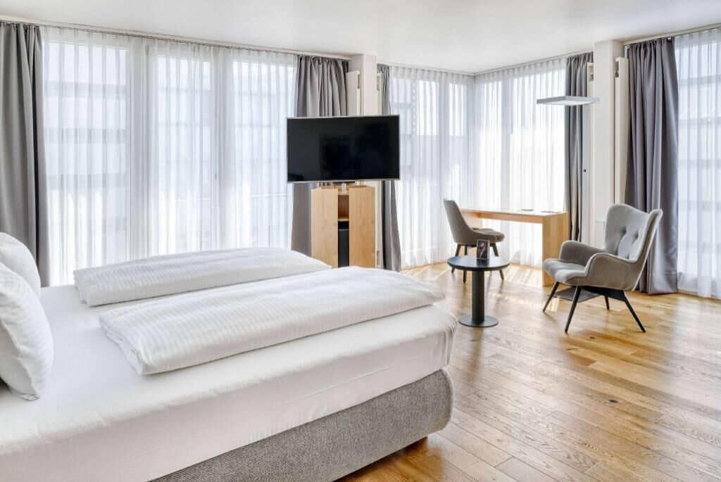 Allergivenligt sengetøj, pengeskab på værelset, skrivebord, lydisolering