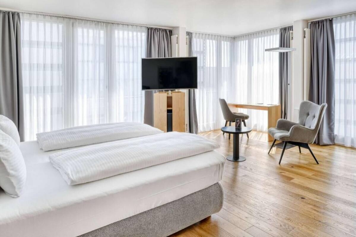 Allergivenligt sengetøj, pengeskab på værelset, skrivebord, lydisolering