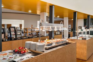 Café da manhã com buffet diário (EUR 21 por pessoa) 