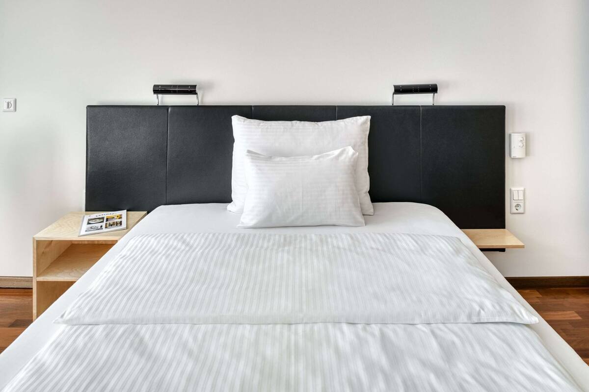 Allergivenligt sengetøj, pengeskab på værelset, skrivebord, lydisolering