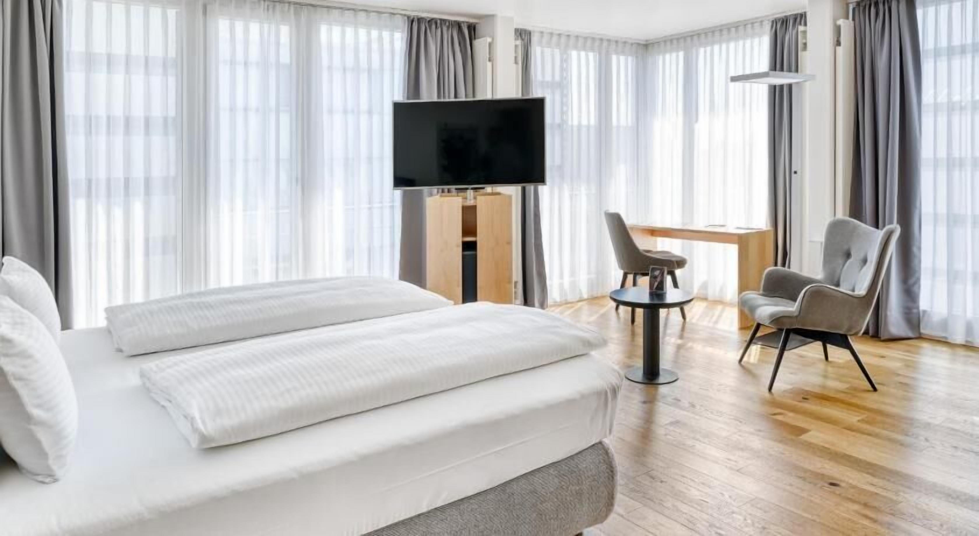 Allergivenligt sengetøj, pengeskab på værelset, skrivebord, lydisolering