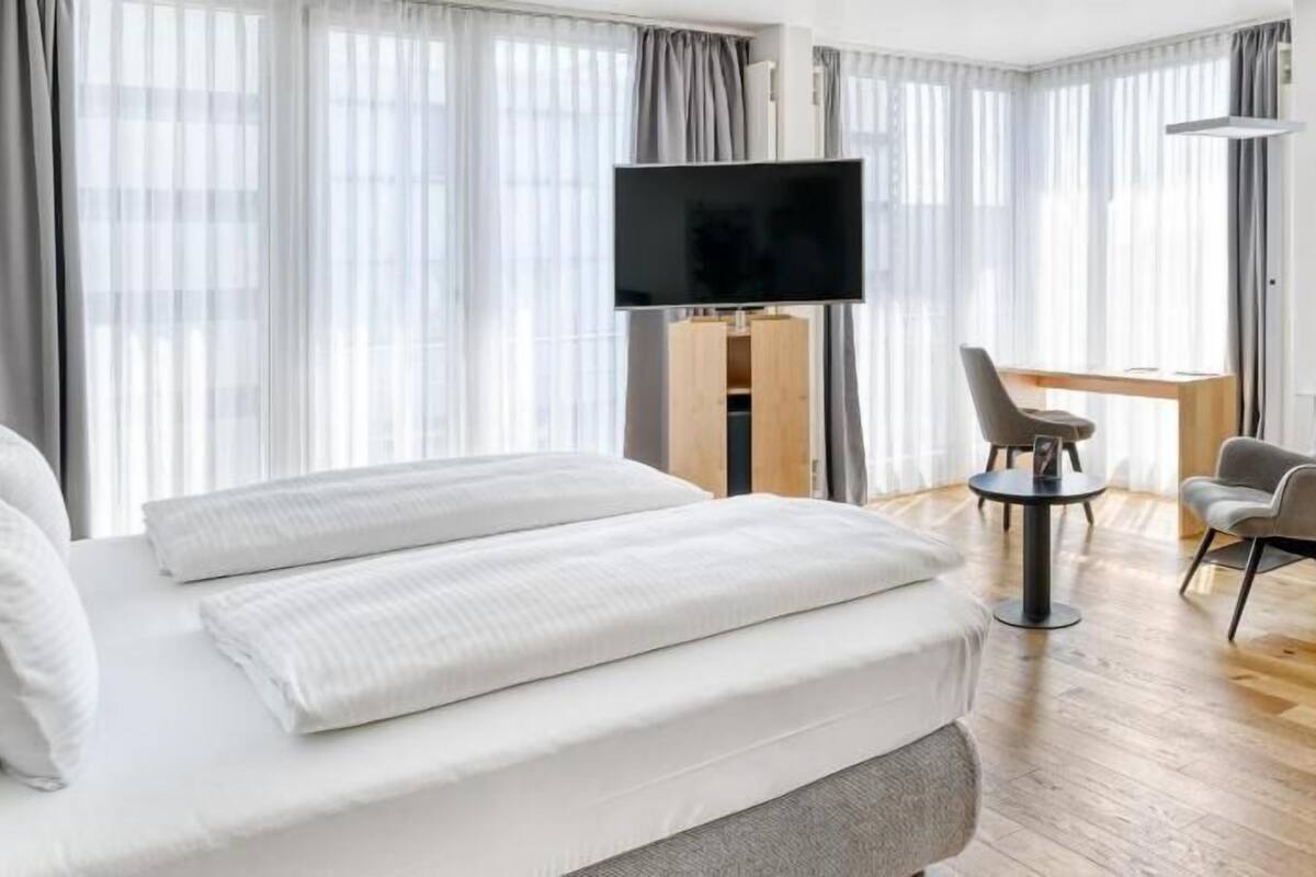 Allergivenligt sengetøj, pengeskab på værelset, skrivebord, lydisolering