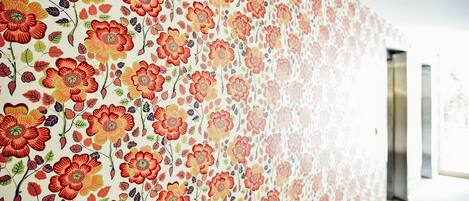 Ein Flur mit floralem Wanddesign.