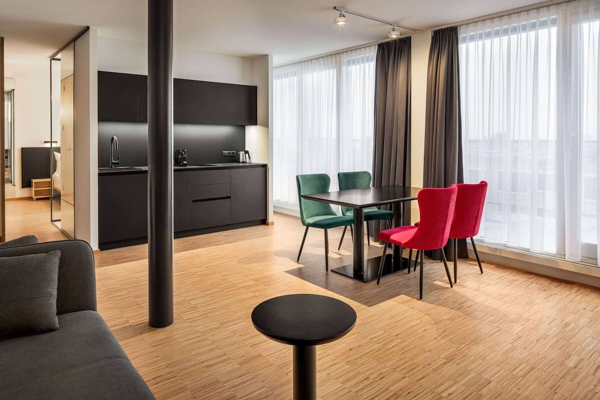 Literie hypoallergénique, coffres-forts dans les chambres, bureau