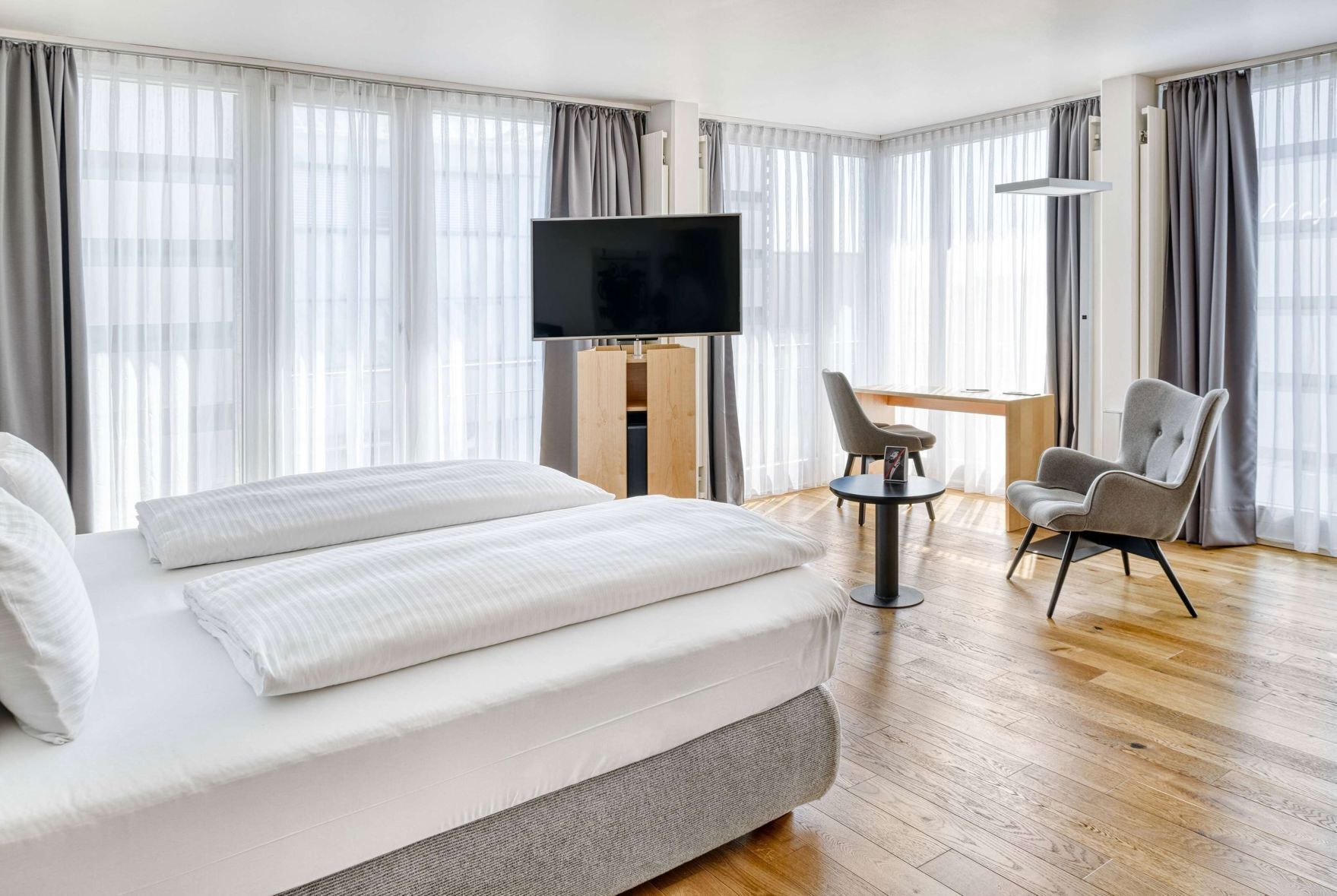 Allergivenligt sengetøj, pengeskab på værelset, skrivebord, lydisolering