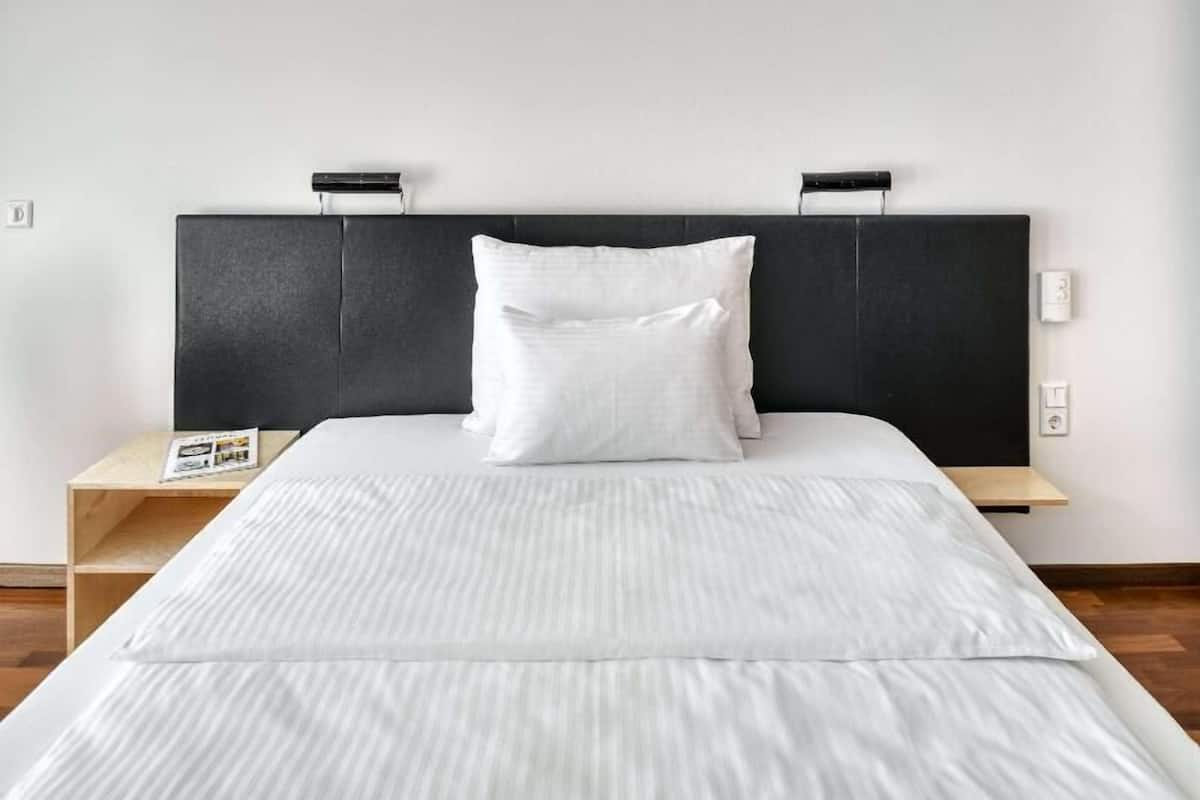 Hypo-allergenic bedding, in-room safe, desk, soundproofing