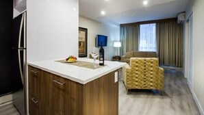 30-inch flat-screen TV with cable channels, TV, pay movies - International Hotel Calgary (Calgary)