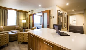 Habitación Premium, 2 habitaciones | Área de sala de estar | Televisión de pantalla plana de 30 pulgadas con canales por cable