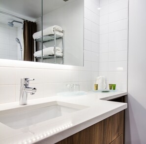 Premium Executive King Suite | Bathroom | Free toiletries, towels