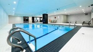 Indoor pool, outdoor pool - International Hotel Calgary (Calgary)