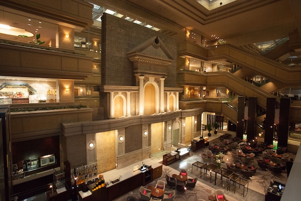 2 bars/lounges