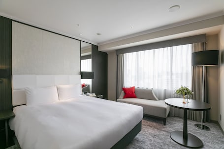 Minibar, in-room safe, desk, blackout drapes. Nagoya Tokyu Hotel