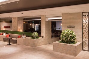 2 bars/lounges