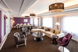 Minibar, Zimmersafe, Schreibtisch, Verdunkelungsvorhänge