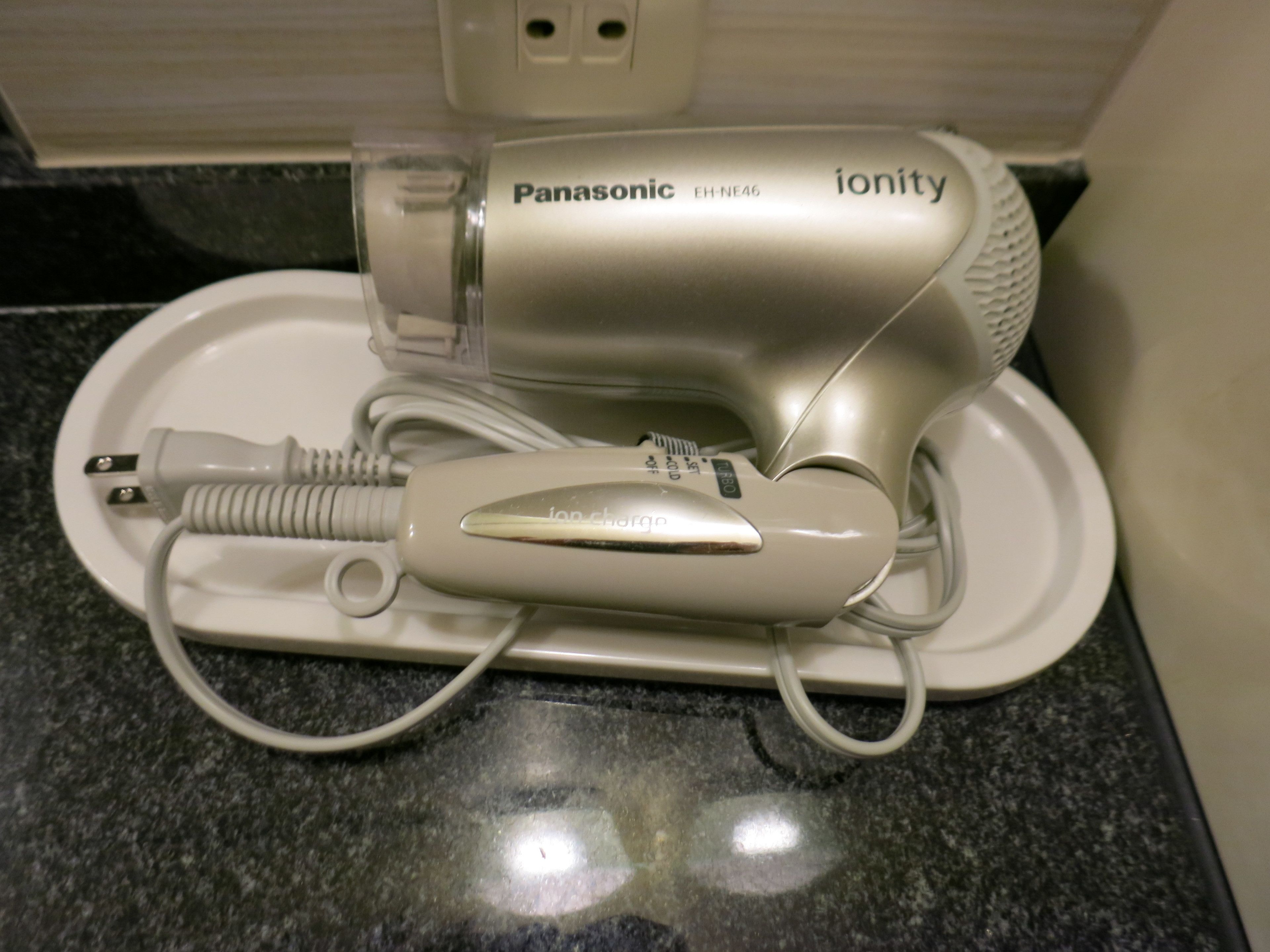 Un secador de pelo Panasonic ionity sobre una encimera blanca.