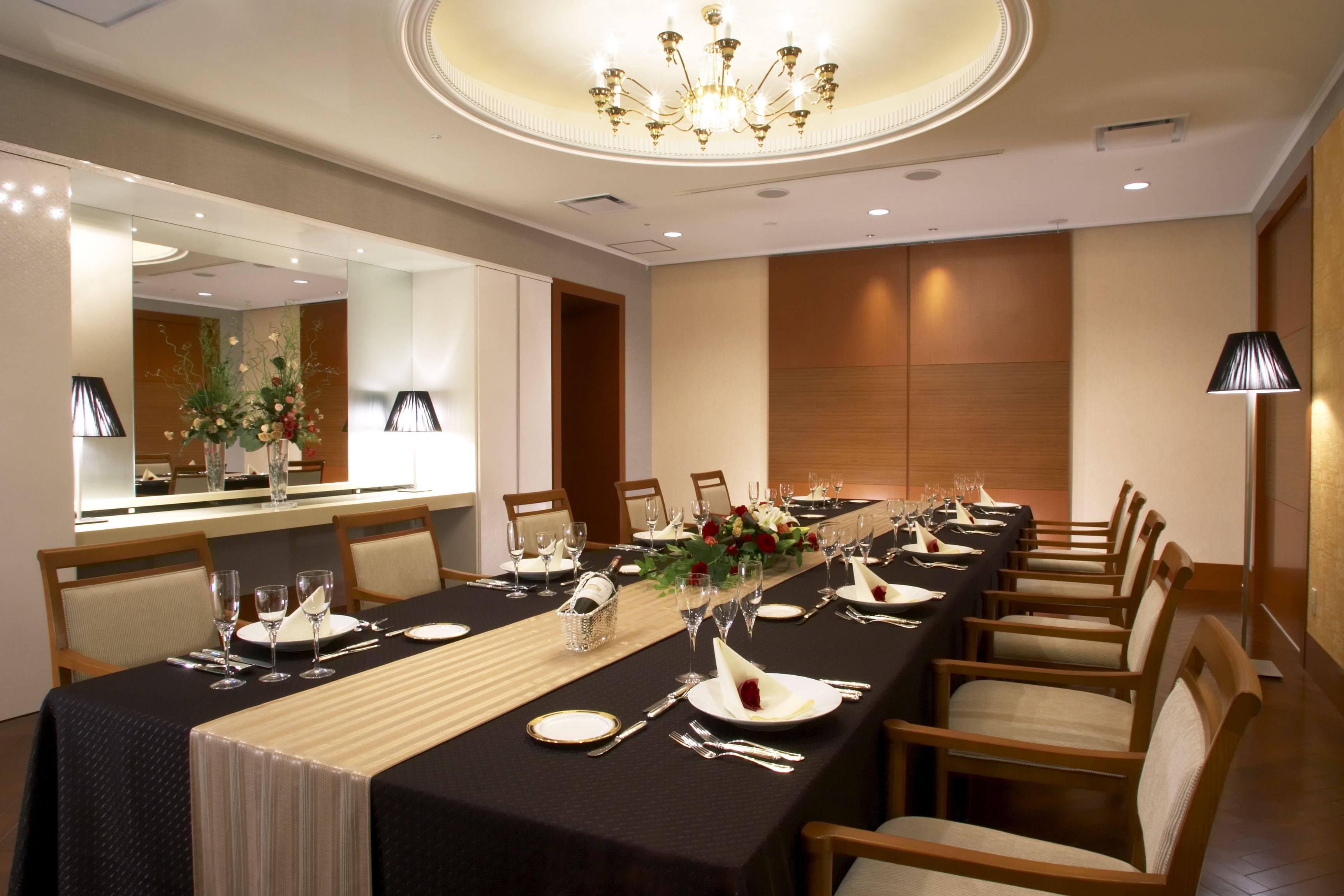 4 間餐廳；供應早餐、午餐、晚餐；法國菜