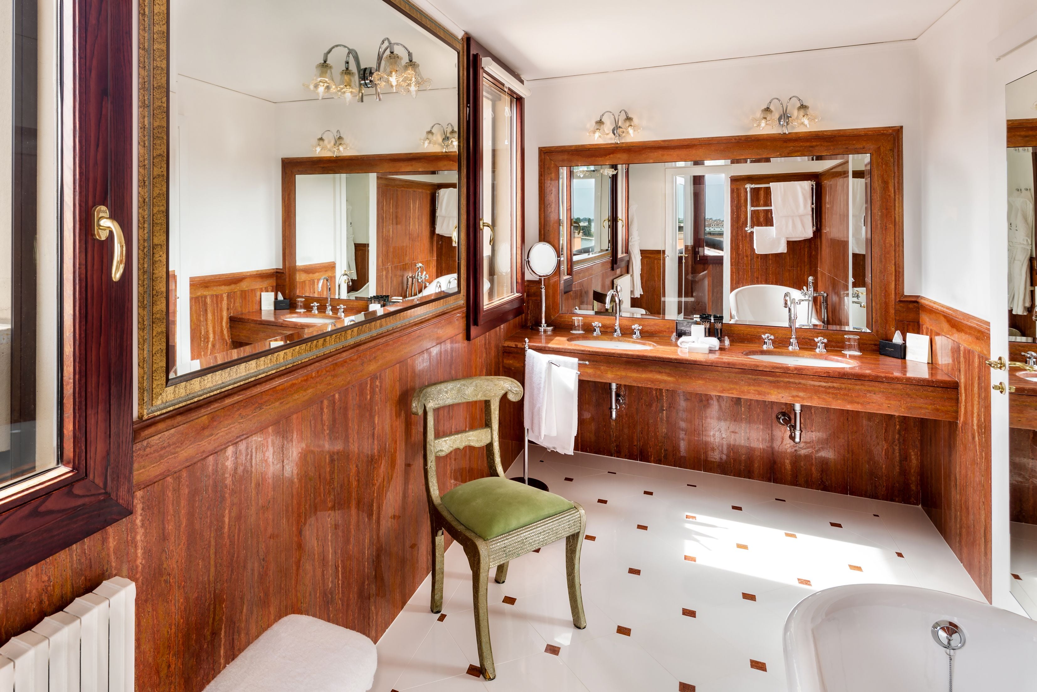 Amenidades de baño de diseñador, secadora de cabello, batas, pantuflas 