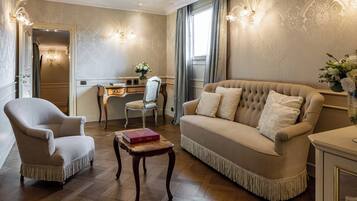 Un salon bien aménagé, avec un canapé, un fauteuil et une table basse en bois.