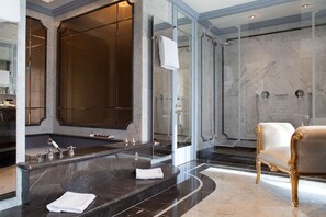 Amenidades de baño de diseñador, secadora de cabello, batas, pantuflas 